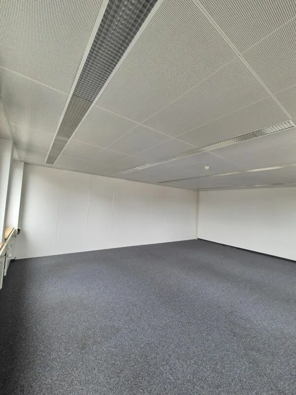 Bureau spacieux dans le Buss-Areal Pratteln - 56 m² au rez-de-chaussée du bâtiment administratif Ouest