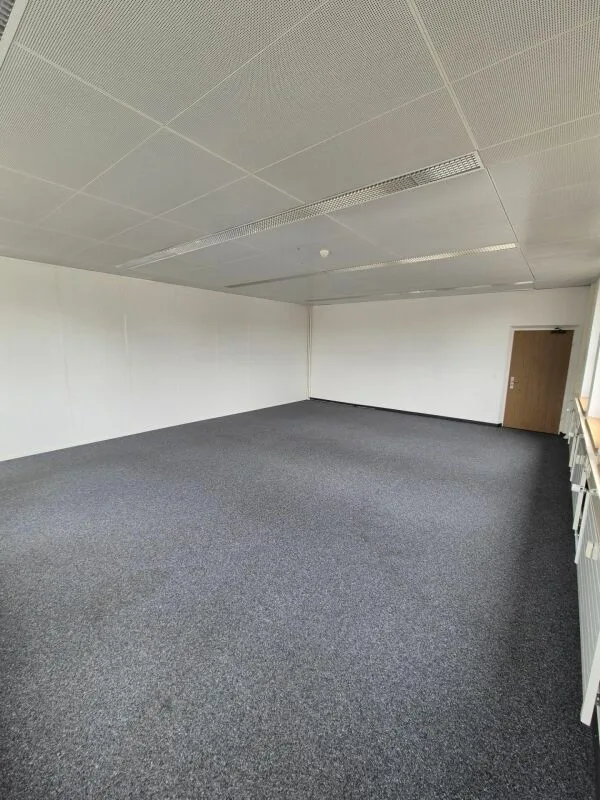 Bureau spacieux dans le Buss-Areal Pratteln - 56 m² au rez-de-chaussée du bâtiment administratif Ouest