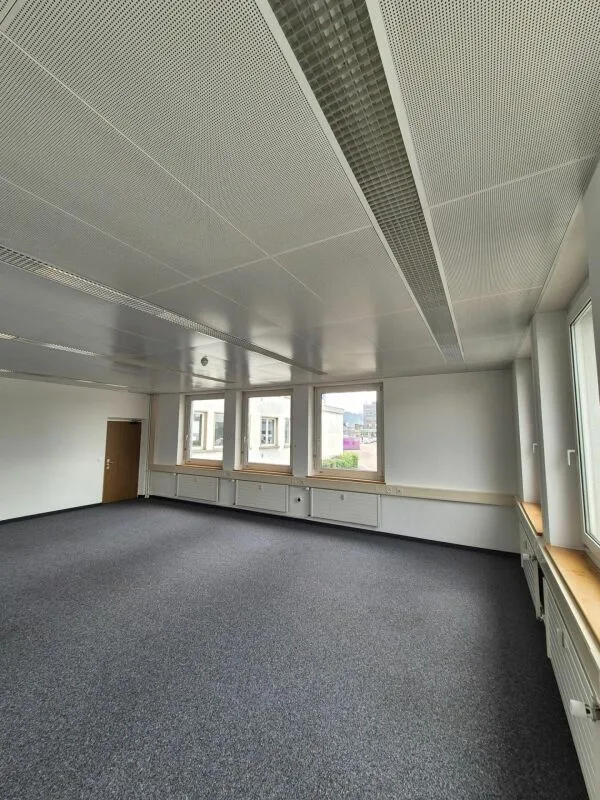 Bureau spacieux dans le Buss-Areal Pratteln - 56 m² au rez-de-chaussée du bâtiment administratif Ouest