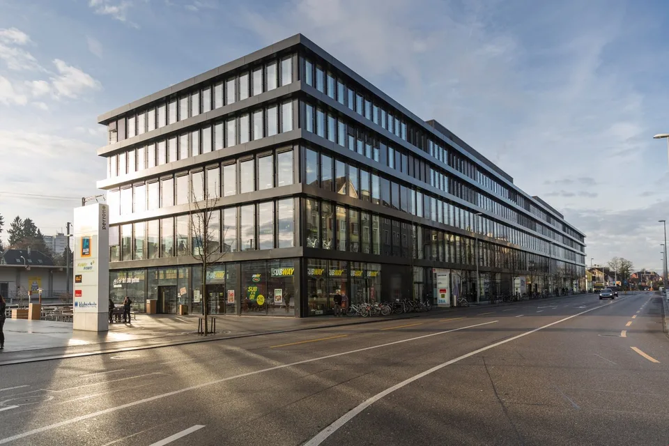 Verkaufs-/Praxisräume - Perron 1 - Top Business-Standort!