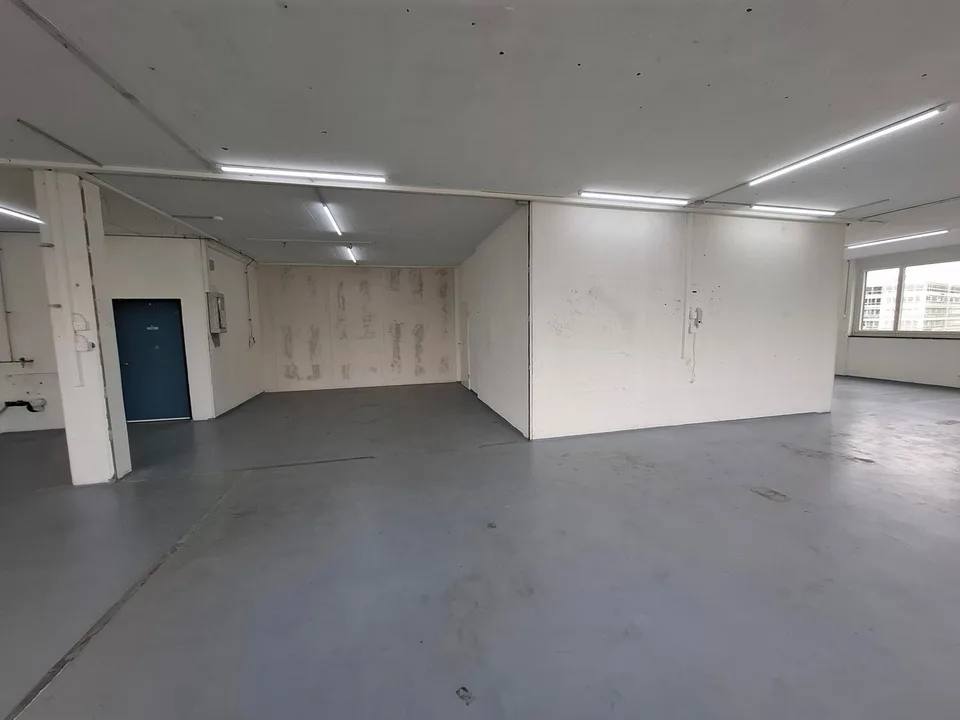 Espace de stockage, 170 m2, évolutif, dans un emplacement idéalement desservi à Muttenz, BL