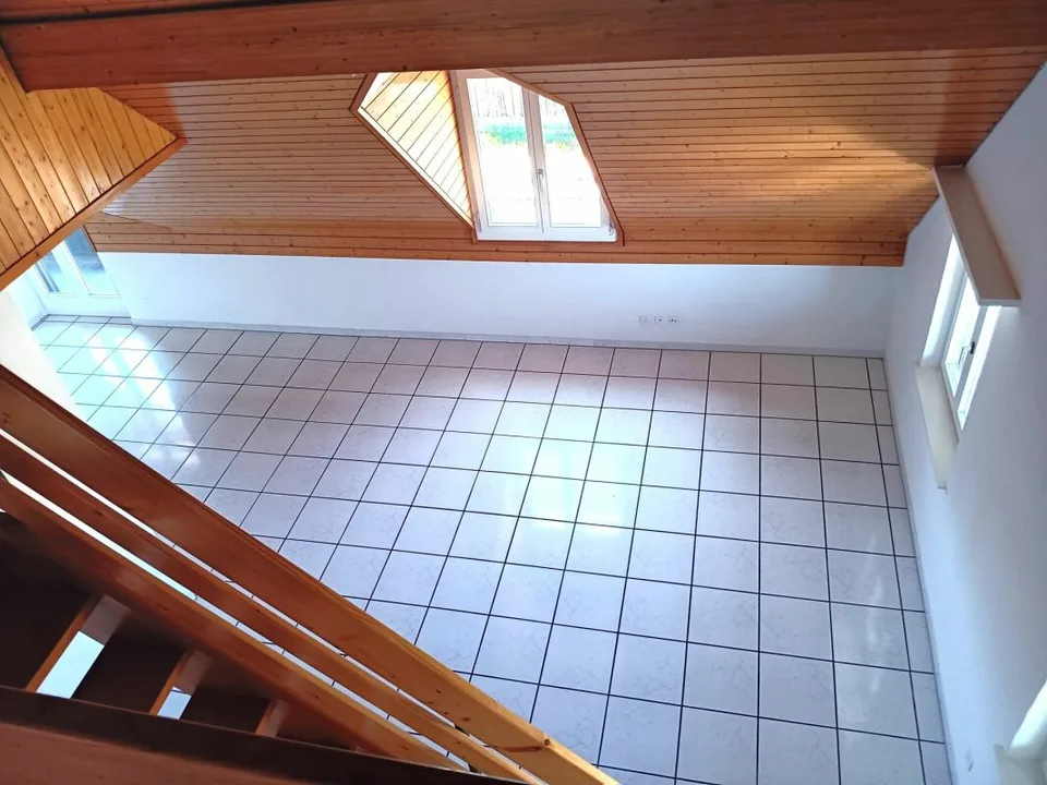 Appartamento mansardato attraente e spazioso di 4 locali con galleria, 143 m² di superficie abitabile. L'appartamento colpisce per un concetto di stanza luminosa e aperta oltre che per una cucina nuova e moderna e un