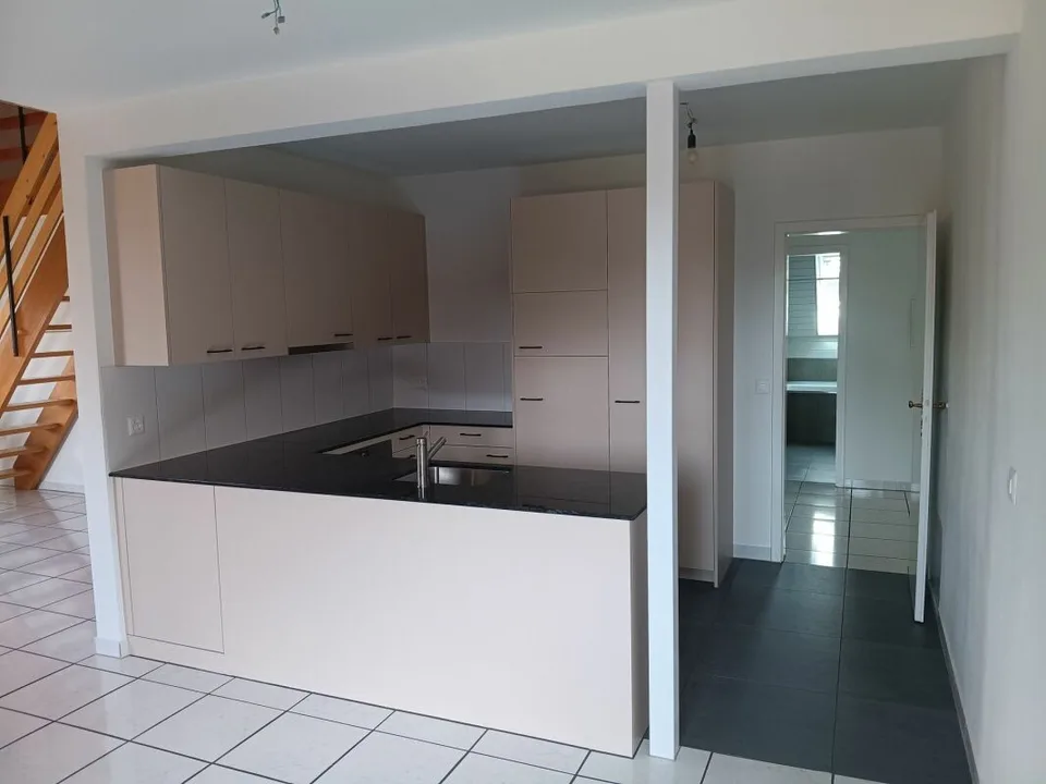 Appartamento mansardato attraente e spazioso di 4 locali con galleria, 143 m² di superficie abitabile. L'appartamento colpisce per un concetto di stanza luminosa e aperta oltre che per una cucina nuova e moderna e un