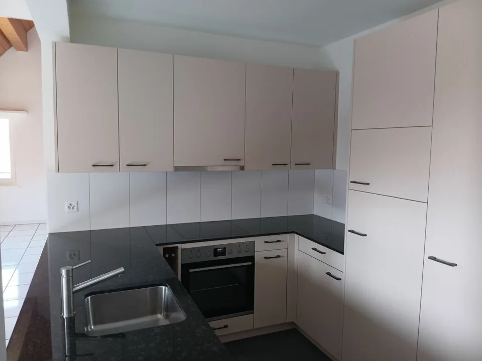 Appartamento mansardato attraente e spazioso di 4 locali con galleria, 143 m² di superficie abitabile. L'appartamento colpisce per un concetto di stanza luminosa e aperta oltre che per una cucina nuova e moderna e un