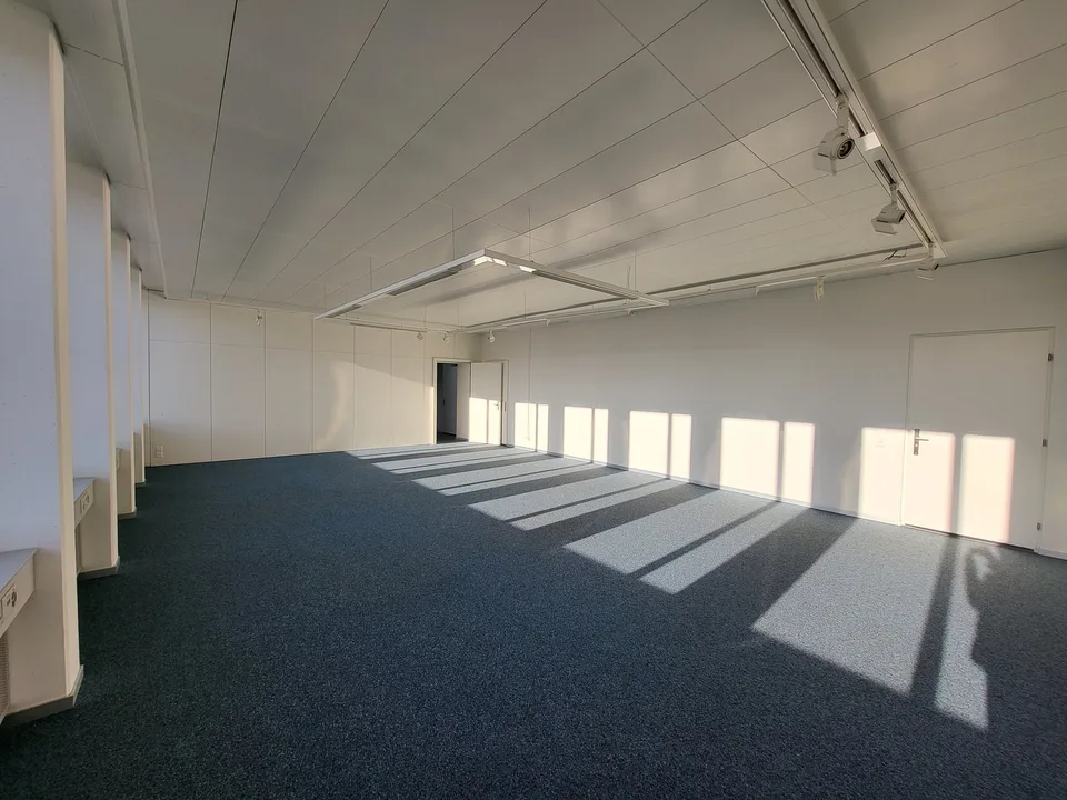 Representative office spaces with optimal traffic connections – photo 12 of 12