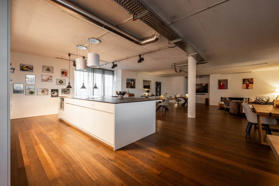 Bureau, Exposition, Restaurant, Garderie / Espace commercial à Cham