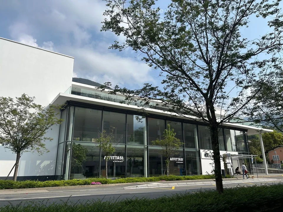 Locale Commerciale Moderno in Affitto a Minusio – Via San Gottardo 139