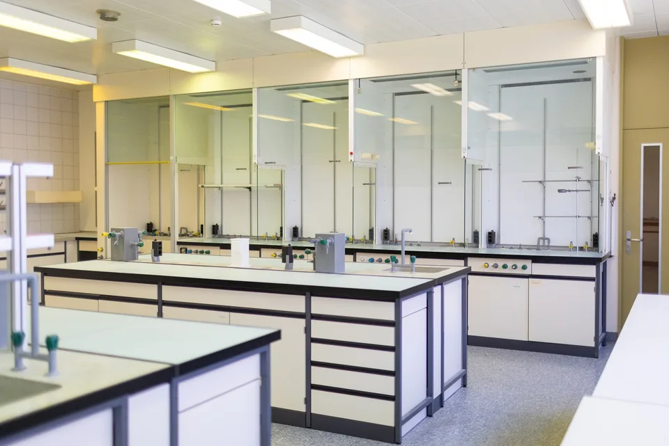 Ausgestattete und sichere Laboratorien – Foto 8 von 8