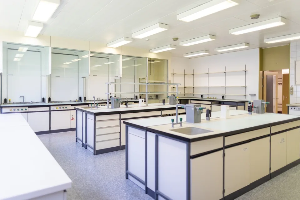 Laboratoires équipés et sécurisés