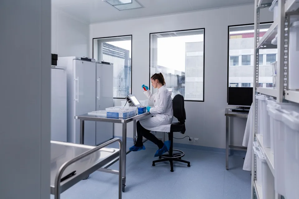 Ausgestattete und sichere Laboratorien