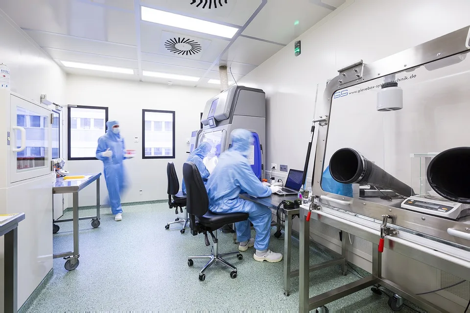 Ausgestattete und sichere Laboratorien