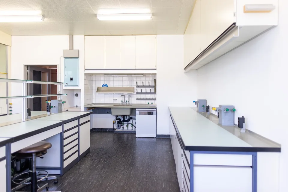 Ausgestattete und sichere Laboratorien