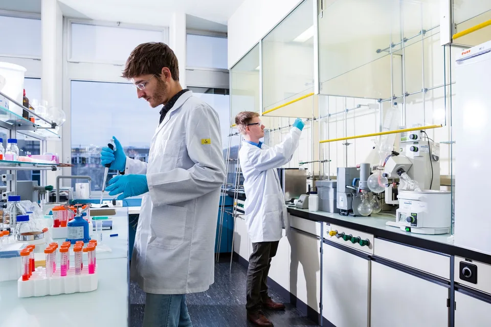 Ausgestattete und sichere Laboratorien