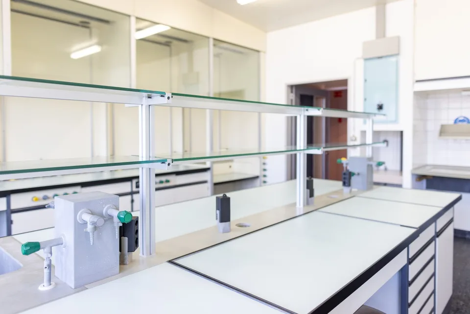 Ausgestattete und sichere Laboratorien – Foto 7 von 8