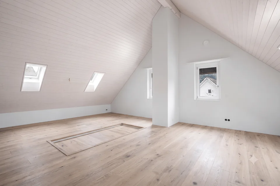 Erstbezug: Stilvolle und grosszügige Maisonette-Wohnung