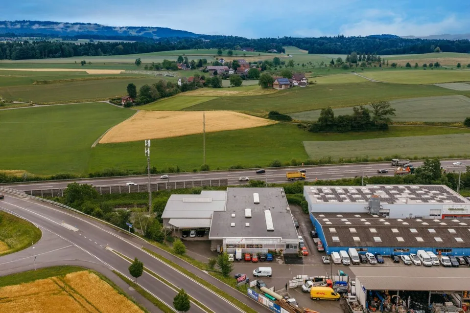 Attraktive Gewerbe- und Lagerflächen an Top-Verkehrslage zwischen Zürich und Zug