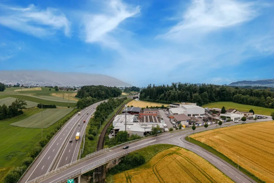 Attraktive Gewerbe- und Lagerflächen an Top-Verkehrslage zwischen Zürich und Zug