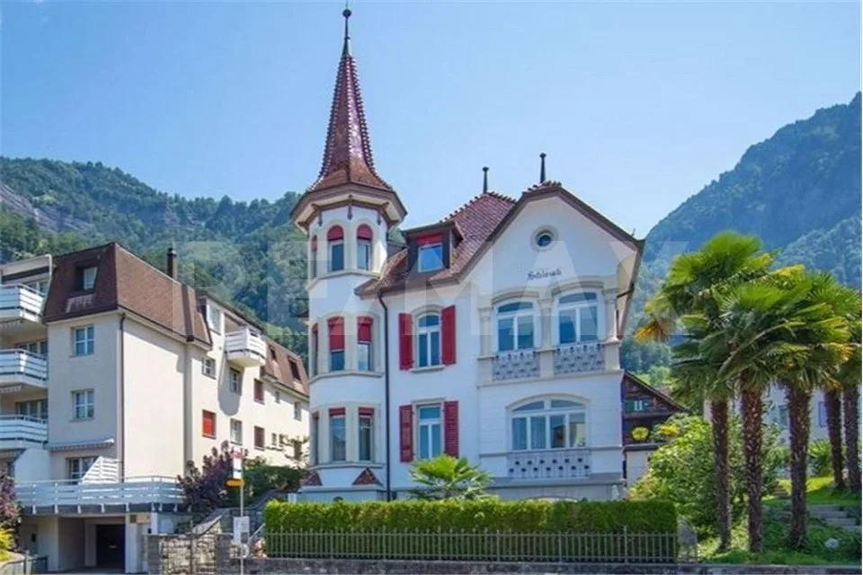 Zur Dauervermietung, charmante 3.5-Zimmer-Dachwohnung im Schlössli in Vitznau