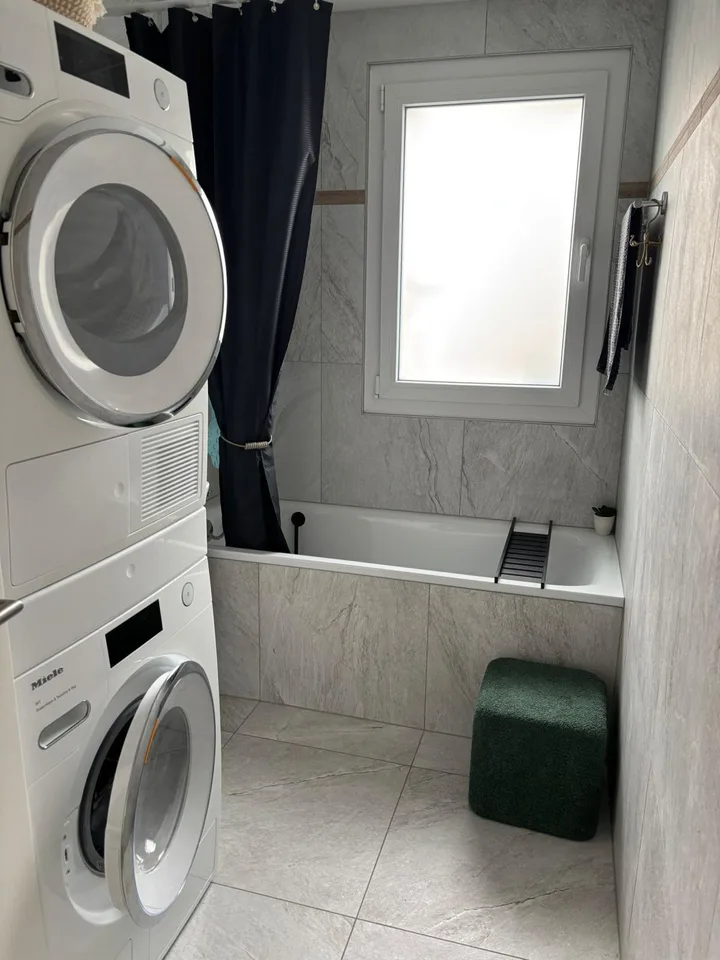 Meraviglioso appartamento di 4.5 locali con balcone a Gampelen