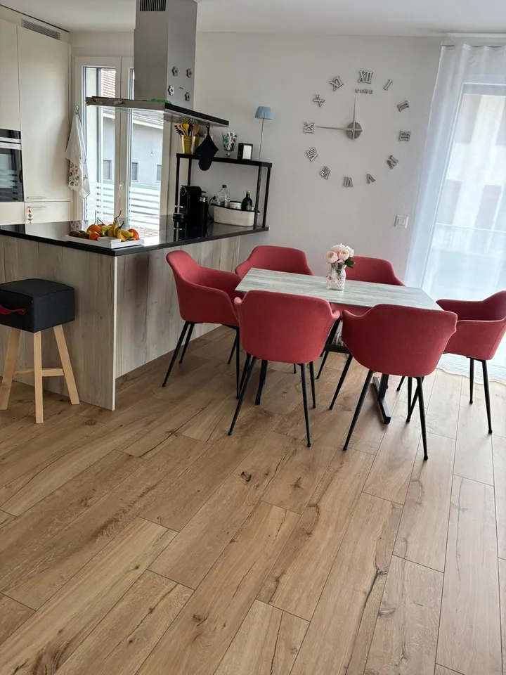 Meraviglioso appartamento di 4.5 locali con balcone a Gampelen
