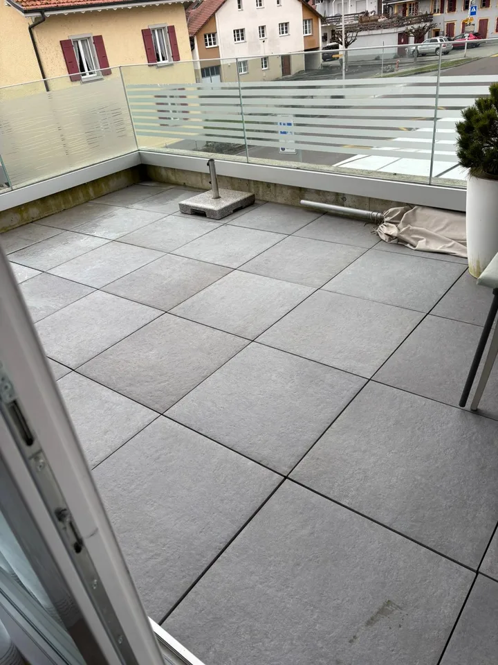 Meraviglioso appartamento di 4.5 locali con balcone a Gampelen