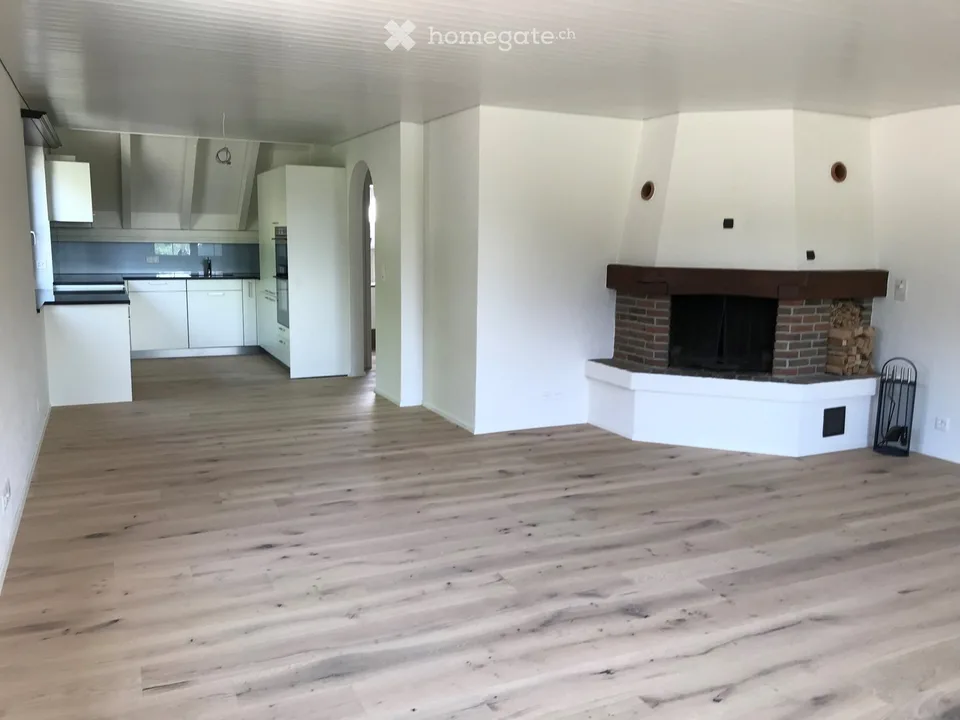 Moderne, helle 3.5-Zimmer-Maisonettewohnung mit Warmluft-Cheminée