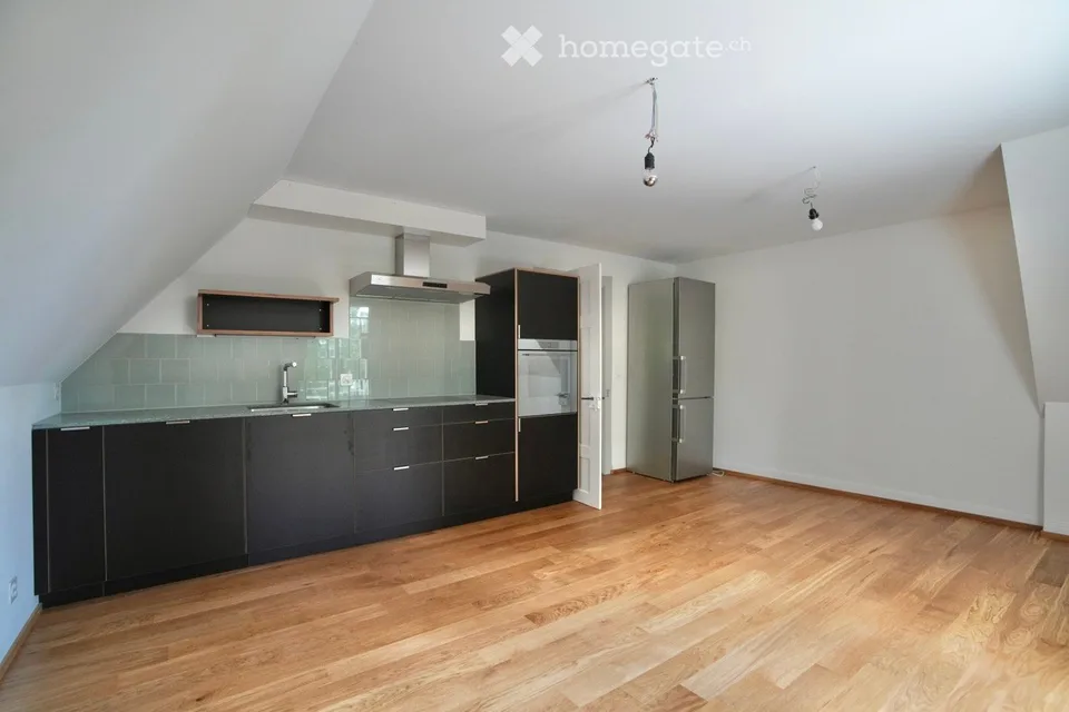 Appartement mansardé de 3 pièces rénové avec soin au-dessus d'Eschlikon TG, situé de manière idyllique dans une bonne communauté