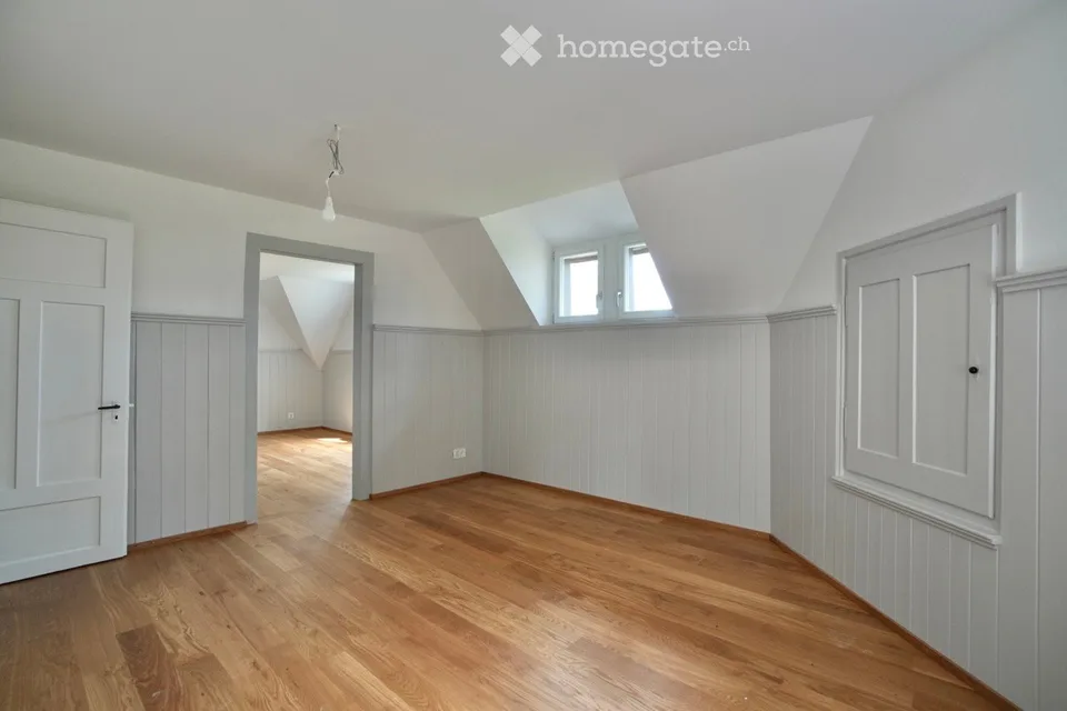 Appartement mansardé de 3 pièces rénové avec soin au-dessus d'Eschlikon TG, situé de manière idyllique dans une bonne communauté