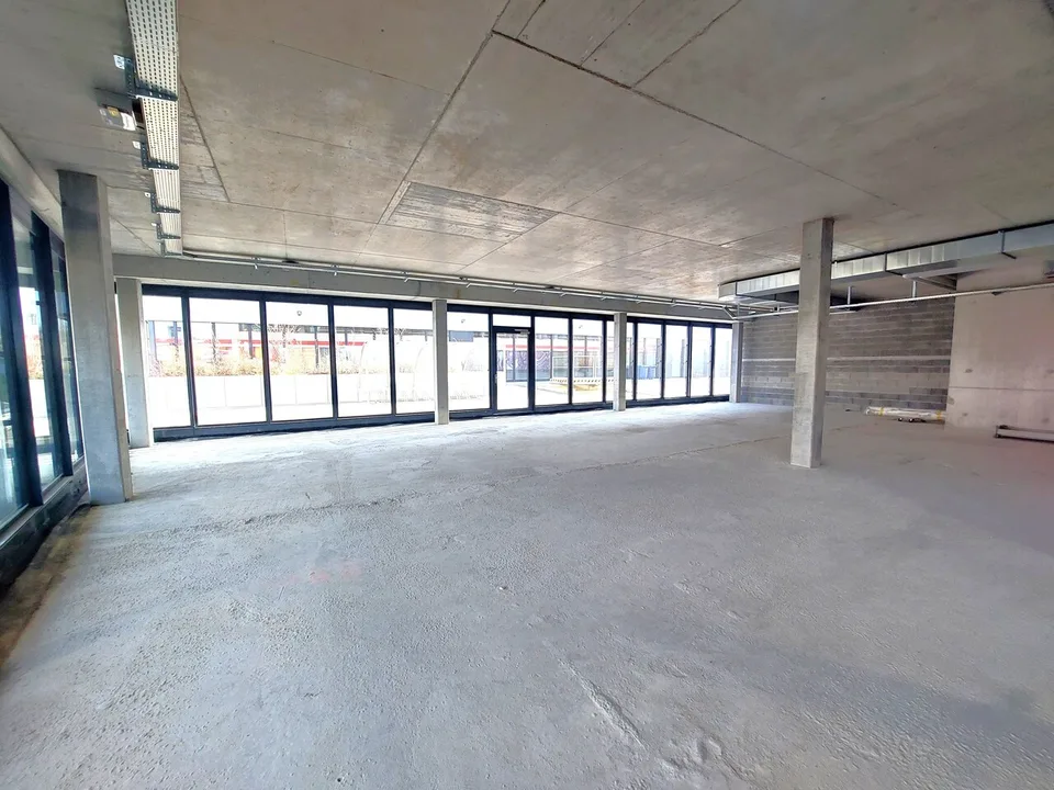 Surface commerciale au rez d'env 210 m2 - Proche commodité