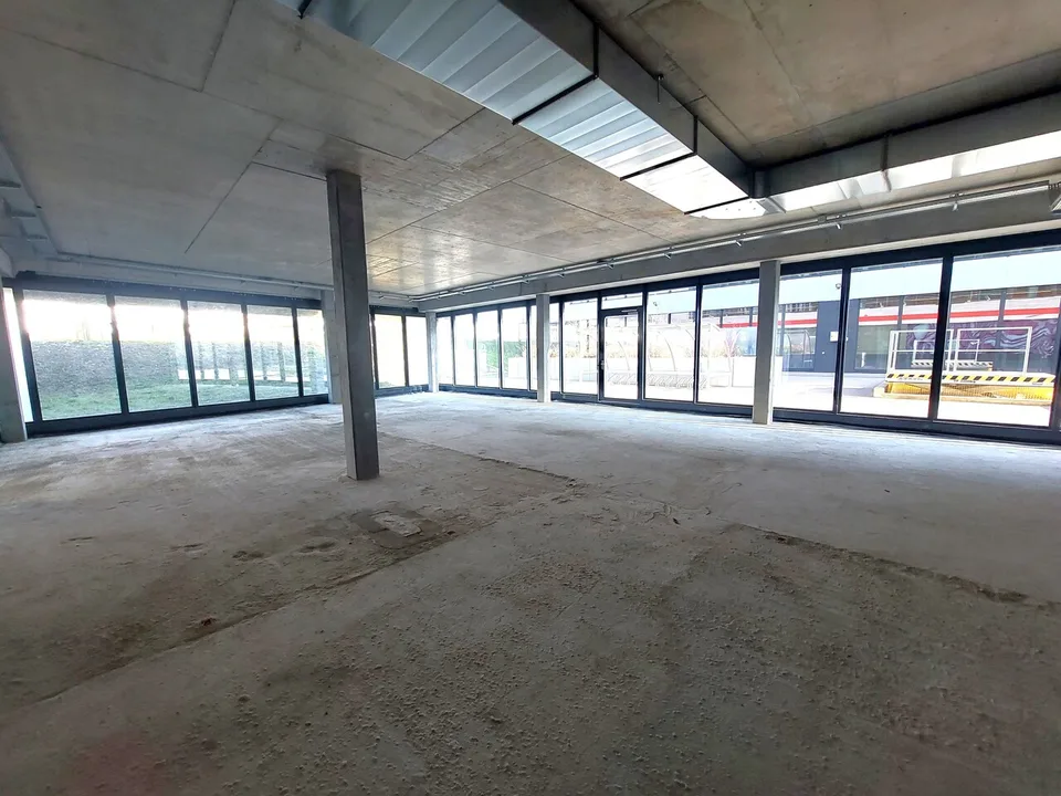 Surface commerciale au rez d'env 210 m2 - Proche commodité