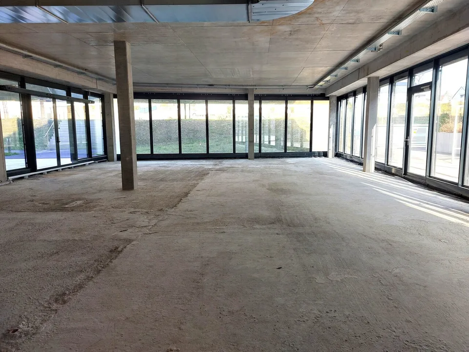 Surface commerciale au rez d'env 210 m2 - Proche commodité