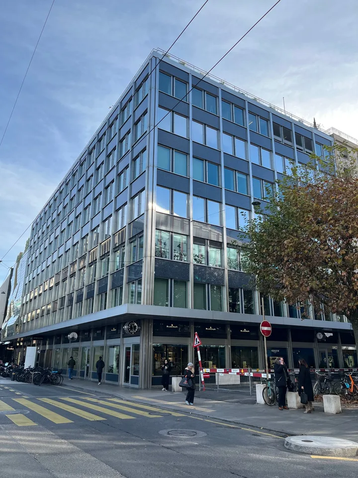 Magnifiques bureaux à la rue du Rhône avec vue dégagée sur la rade