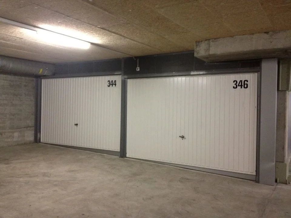Garage chiusa in un hall di parcheggio