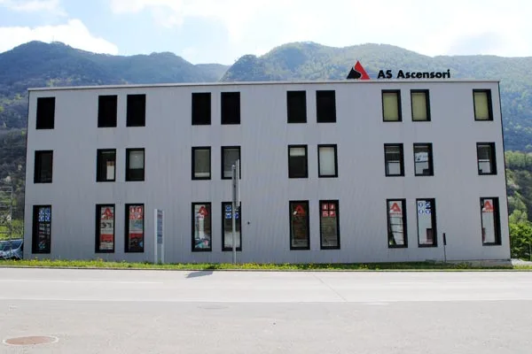 MEZZOVICO - GROßZÜGIGES UND HELLES COMMERCIAL/BÜRO