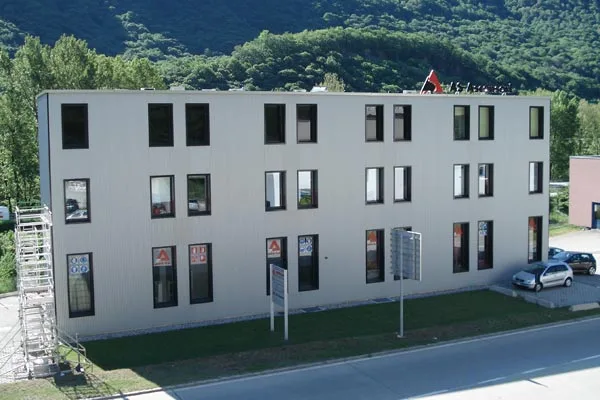 MEZZOVICO - GROßZÜGIGES UND HELLES COMMERCIAL/BÜRO