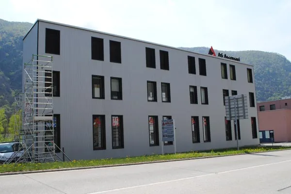 MEZZOVICO - GROßZÜGIGES UND HELLES COMMERCIAL/BÜRO