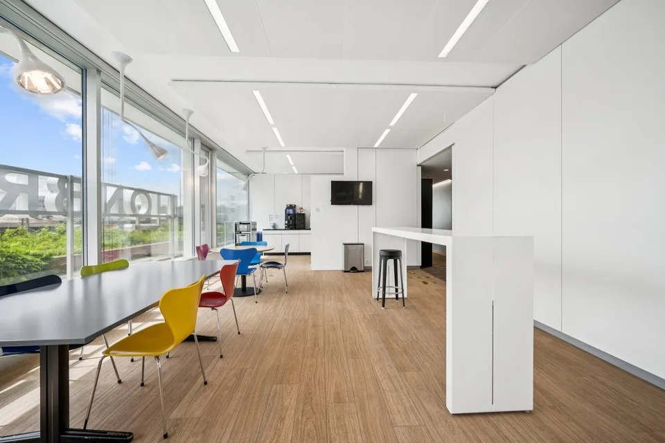 Spazio ufficio rappresentativo con carattere – foto 8 di 13