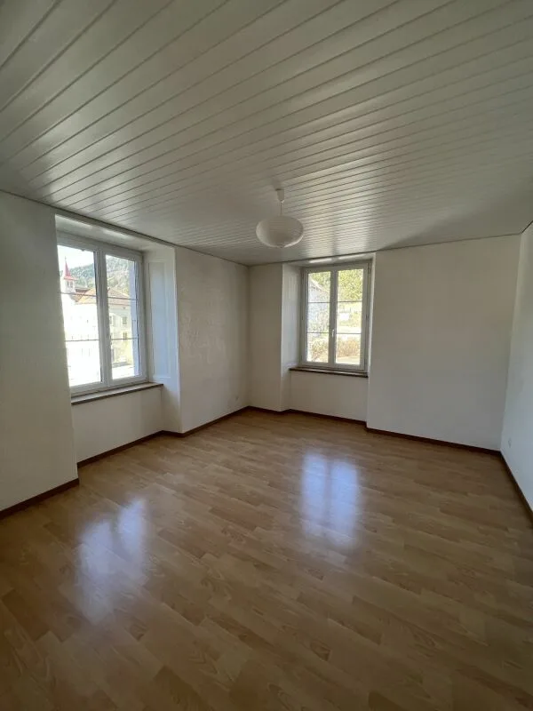 Bello appartamento di 3,5 locali al 2° piano con cucina moderna a Sonvilier