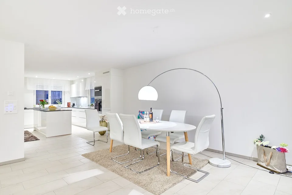 Casa a schiera moderna di 6,5 locali con giardino e garage doppio a Erlen