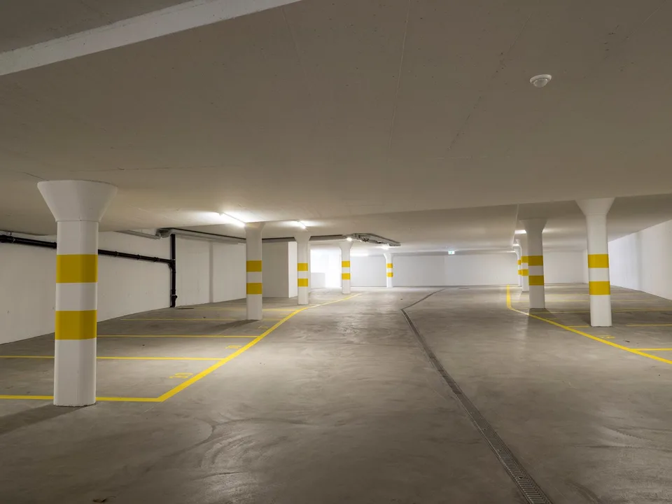 Tiefgaragenparkplatz überbreit zu vermieten
