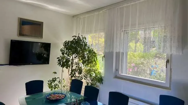 Bureau de prestige avec jardin et terrasse dans une résidence élégante