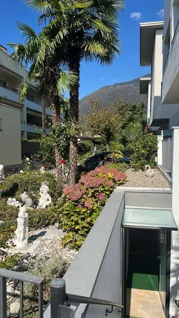Bureau de prestige avec jardin et terrasse dans une résidence élégante