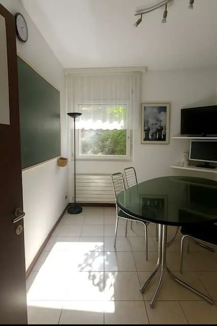 Bureau de prestige avec jardin et terrasse dans une résidence élégante