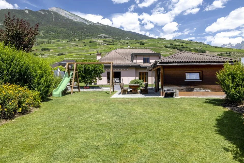 Splendide villa 6 pièces 1/2 de 297 m2 avec un magnifique extérieur