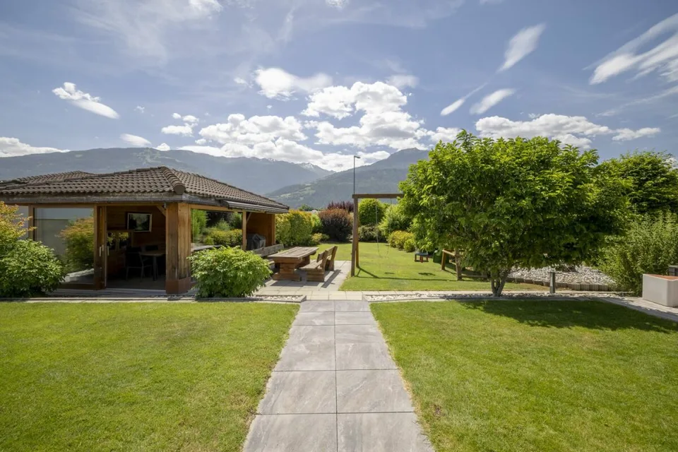 Prächtige 6-Zimmer-Villa mit 297 m2 und einem wunderschönen Außenbereich