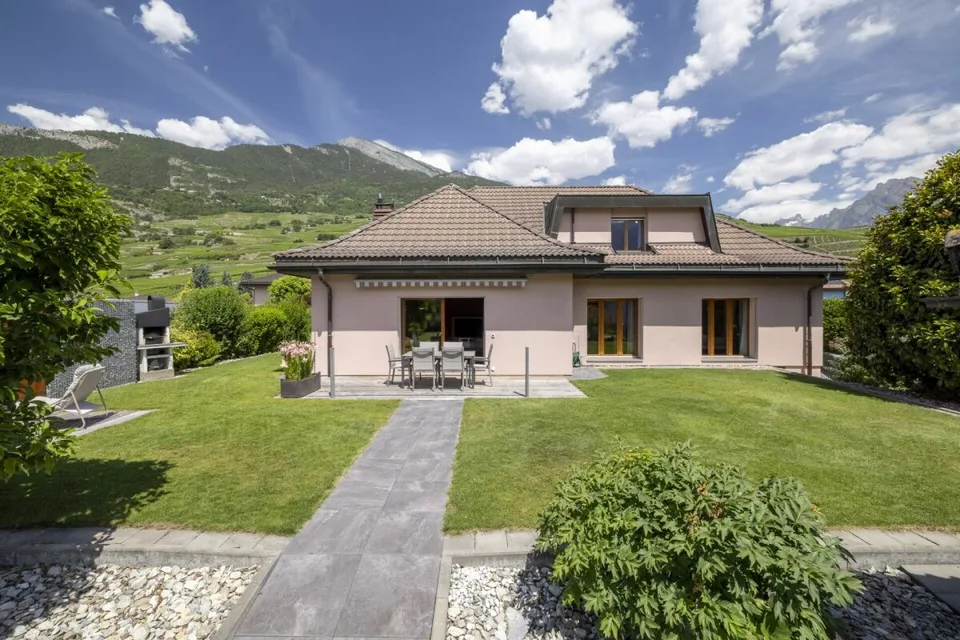 Prächtige 6-Zimmer-Villa mit 297 m2 und einem wunderschönen Außenbereich
