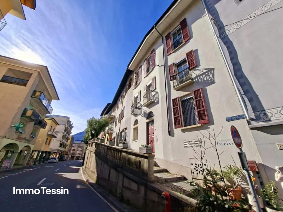 GELEGENHEIT: 5 Wohnung & 1 Gewerbe an Top Lage im Zentrum von Brissago und wenige Schritte vom Lago Maggiore