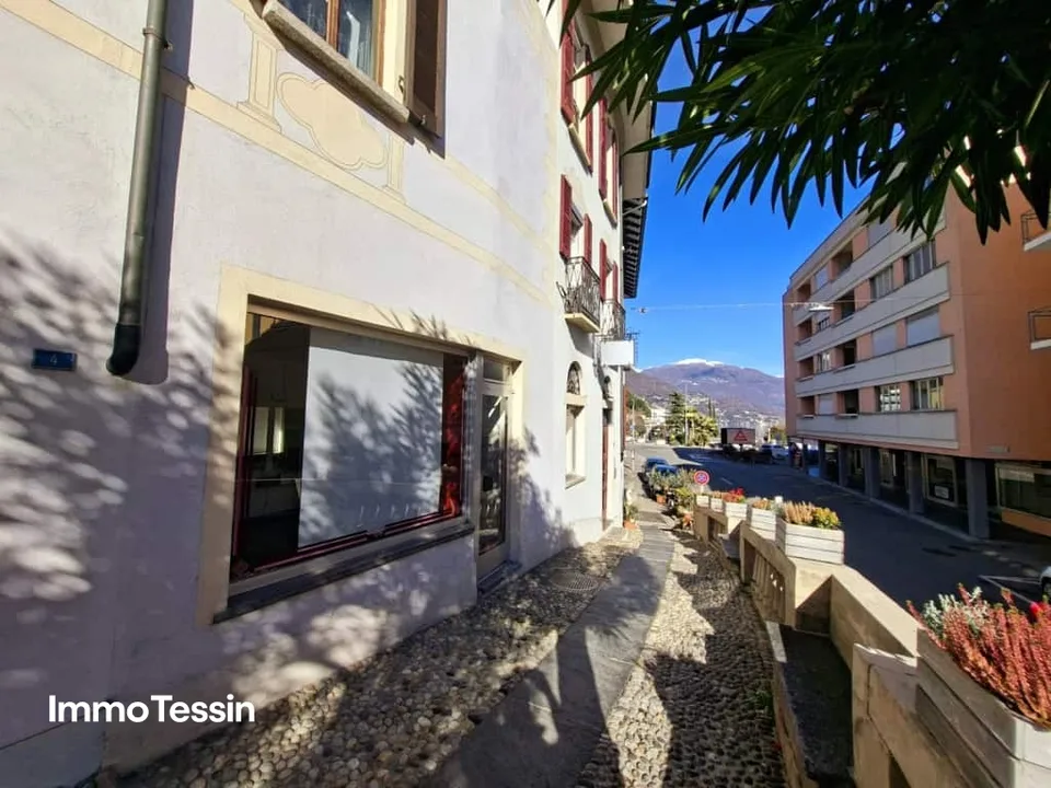 OCCASION : 5 appartements & 1 propriété commerciale dans un emplacement idéal au centre de Brissago et à quelques pas du lac Majeur