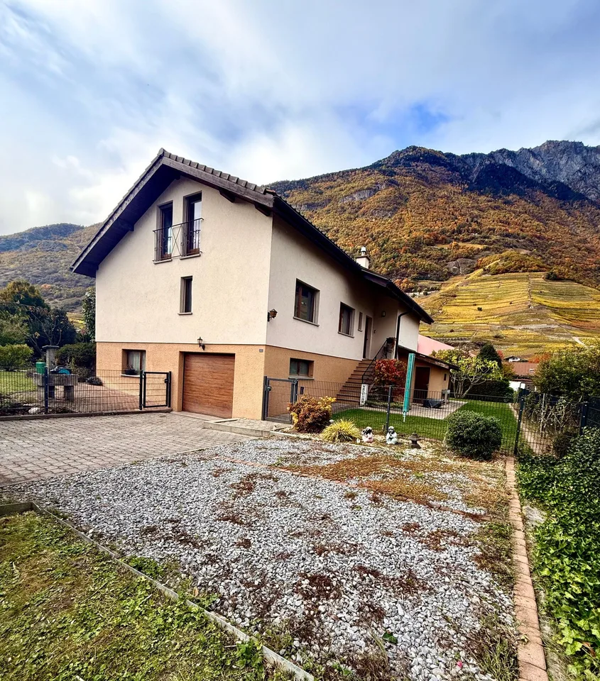 MAGNIFICA VILLA ristrutturata con terreno a FULLY