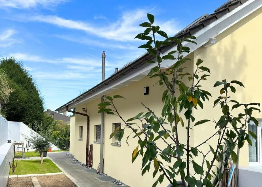 Exklusives Einfamilienhaus  mit Einliegerwohnung an ruhiger Hanglange.